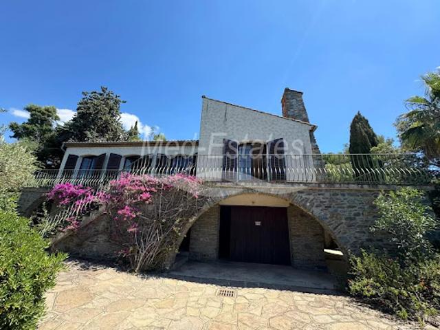 Villa avec piscine et terrasse