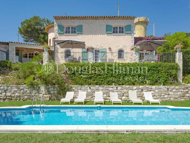 Villa avec piscine et terrasse