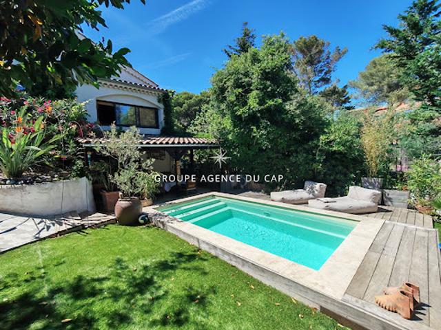 Villa avec piscine et terrasse