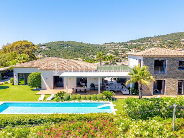 Villa avec piscine et terrasse