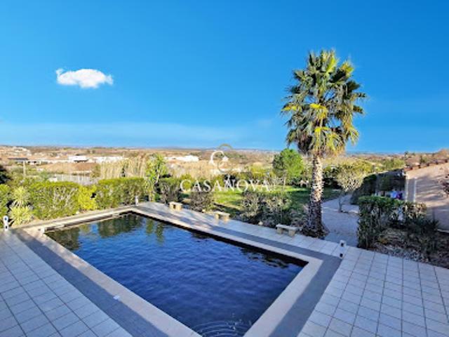 Villa avec piscine et terrasse