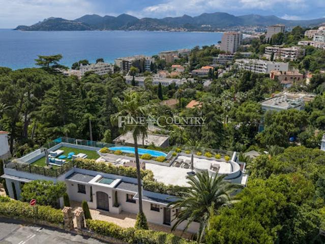 Villa avec piscine et terrasse