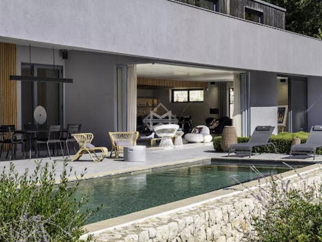 Villa avec piscine et terrasse