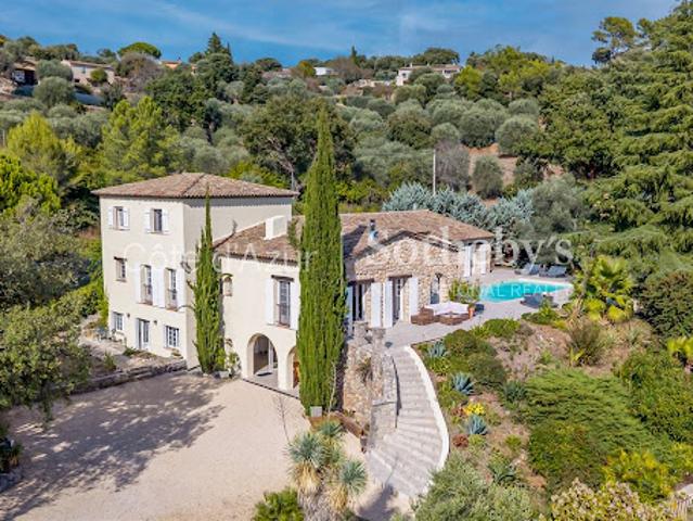 Villa avec piscine et terrasse