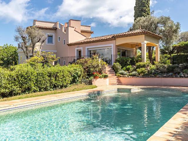 Villa avec piscine et terrasse
