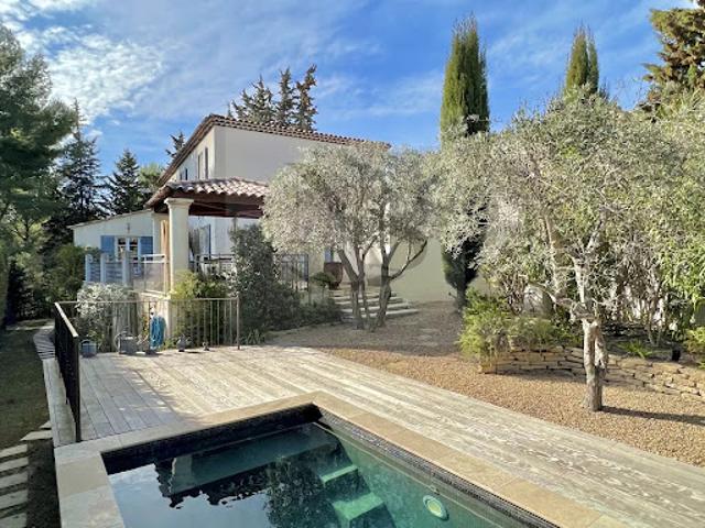 Villa avec piscine et terrasse