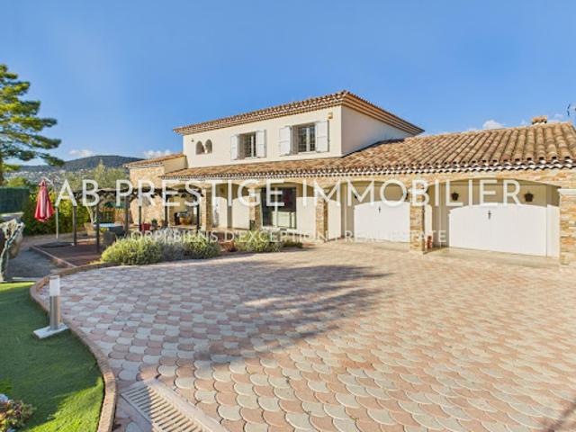 Villa avec piscine et terrasse