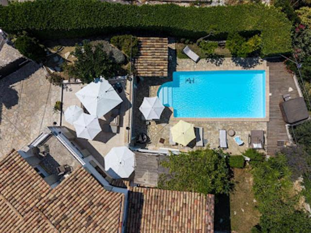 Villa avec piscine et terrasse