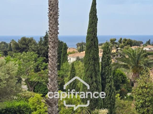 Villa avec piscine et terrasse