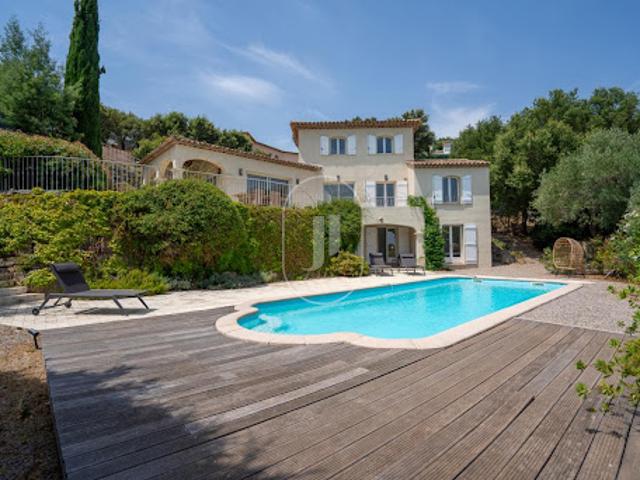 Villa avec piscine et terrasse