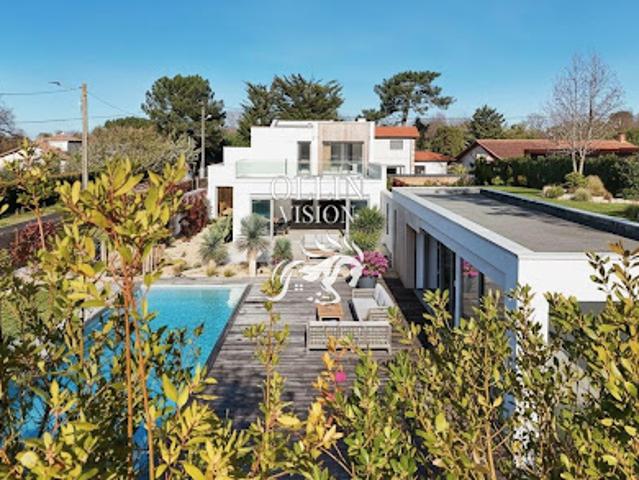 Villa avec piscine et terrasse
