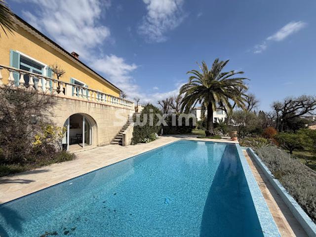 Villa avec piscine et terrasse