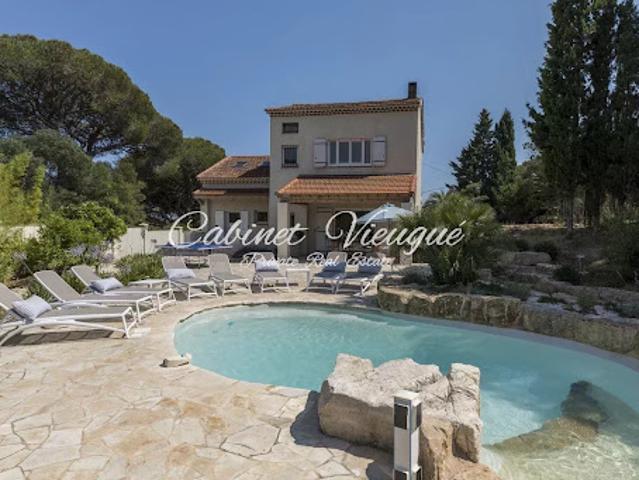 Villa avec piscine et terrasse