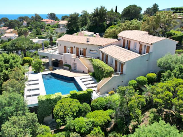 Villa avec piscine et terrasse