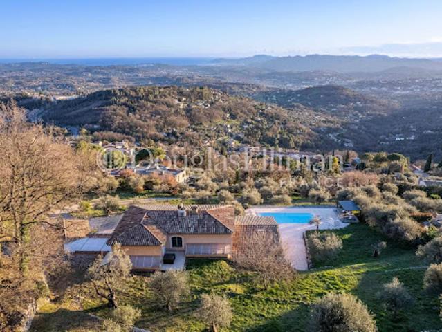 Villa avec piscine et terrasse