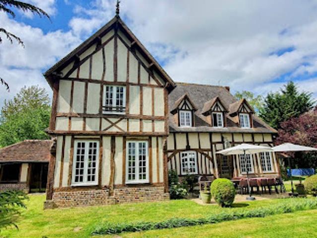 Villa avec piscine et terrasse