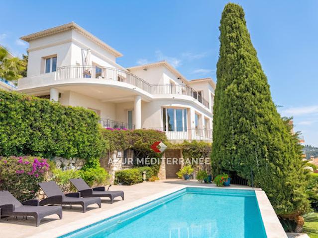 Villa avec piscine et terrasse