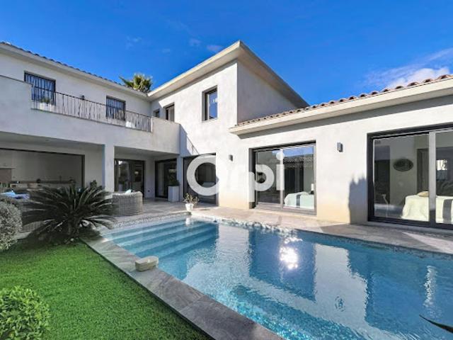 Villa avec piscine et terrasse
