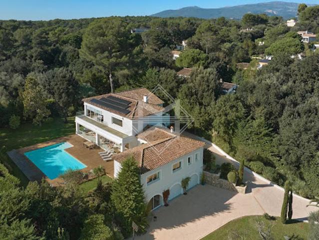 Villa avec piscine et terrasse