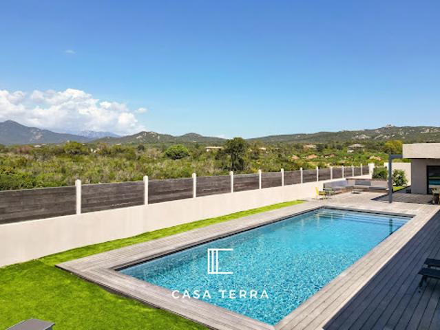Villa avec piscine et terrasse