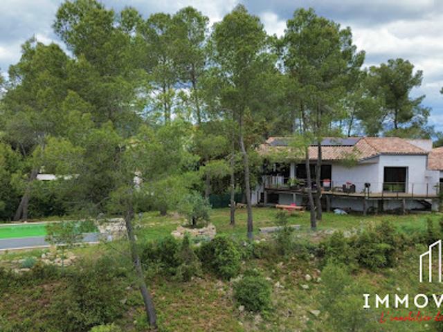 Villa avec piscine et terrasse