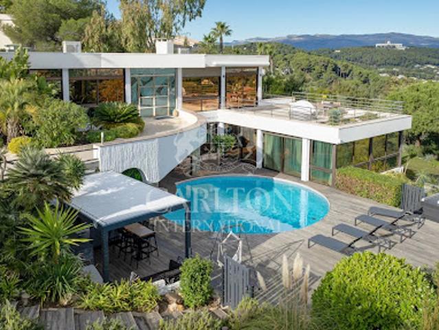 Villa avec piscine et terrasse
