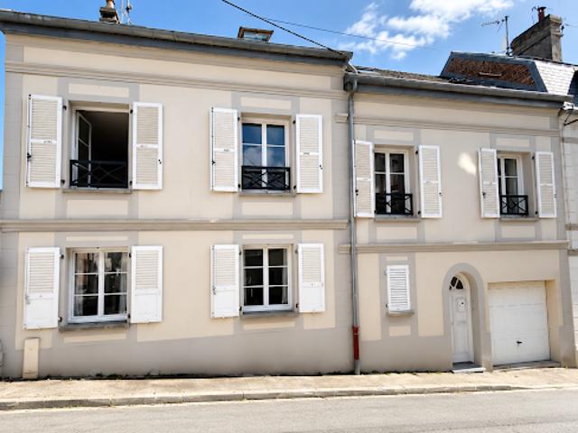 Villa avec piscine et terrasse