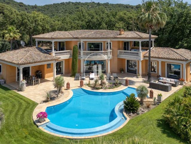 Villa avec piscine et terrasse