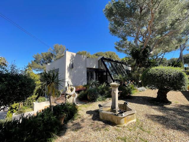Villa avec piscine et terrasse