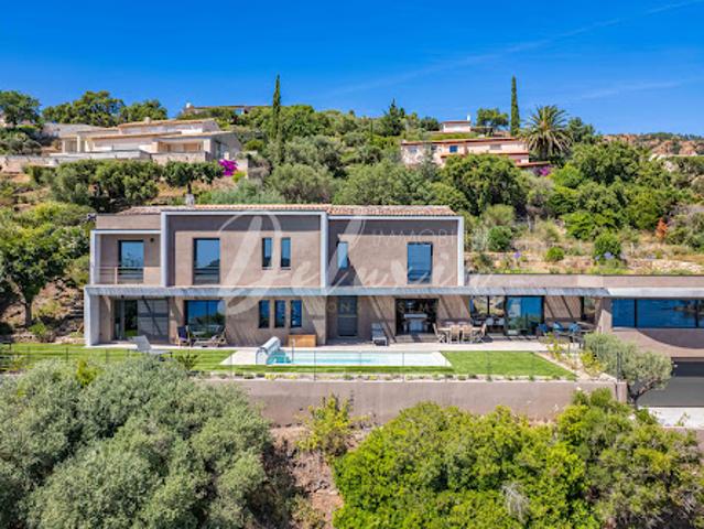 Villa avec piscine et terrasse