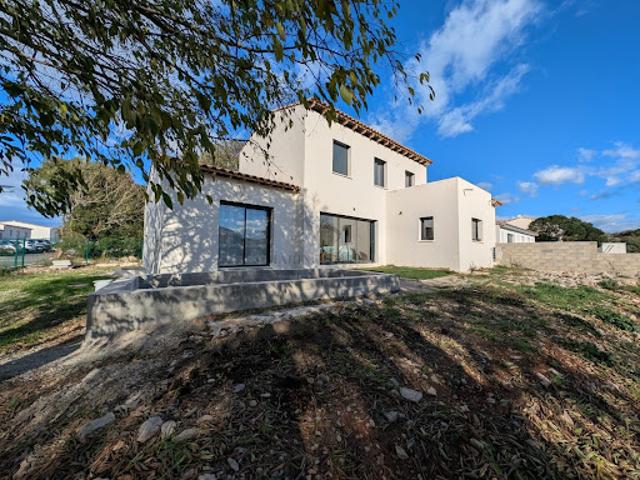 Villa avec piscine et terrasse