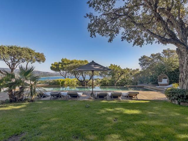 Villa avec piscine et terrasse