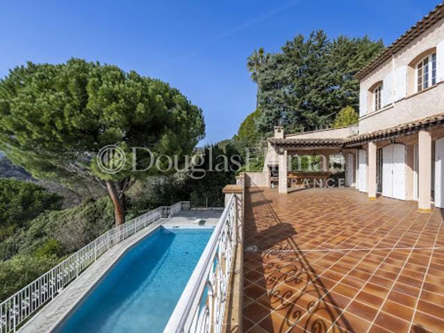 Villa avec piscine et terrasse
