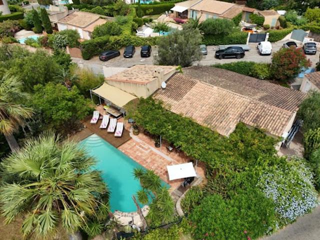 Villa avec piscine et terrasse