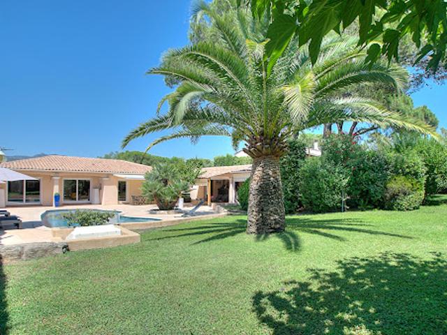 Villa avec piscine et terrasse