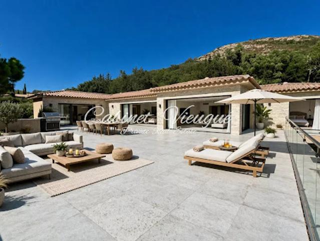 Villa avec piscine et terrasse