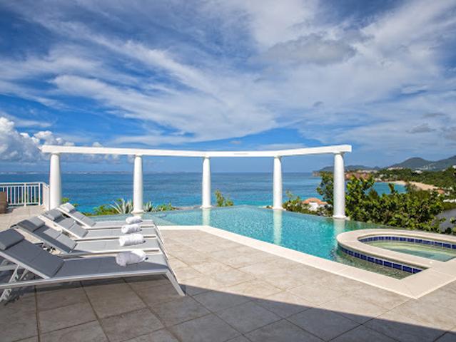 Villa avec piscine et terrasse
