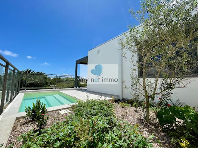 Villa avec piscine et terrasse