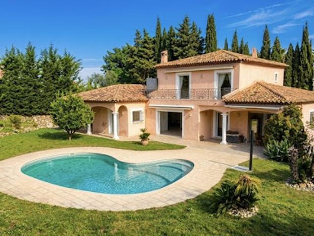Villa avec piscine et terrasse