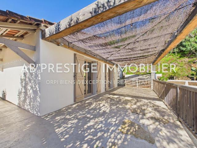 Villa avec piscine et terrasse