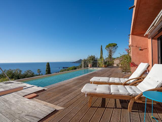 Villa avec piscine et terrasse