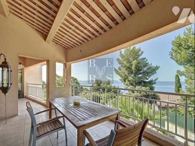 Villa avec piscine et terrasse