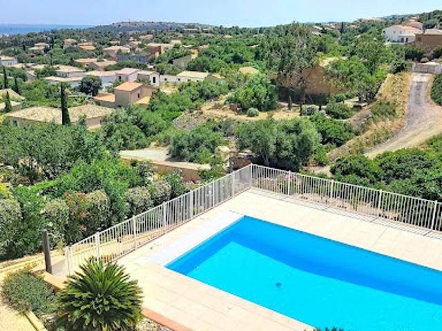 Villa avec piscine et terrasse