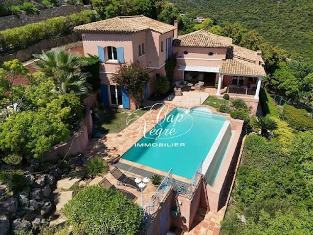 Villa avec piscine et terrasse
