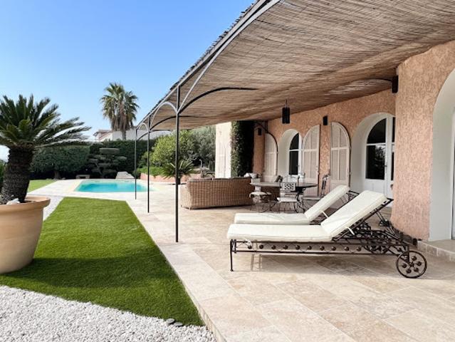 Villa avec piscine et terrasse