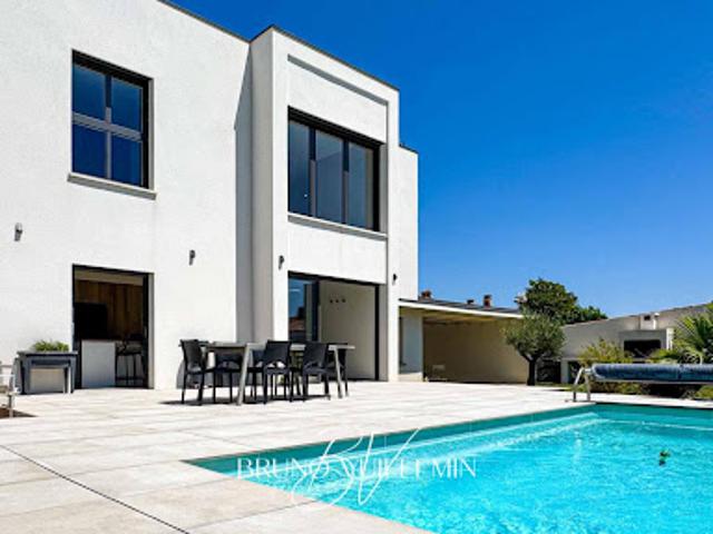 Villa avec piscine et terrasse