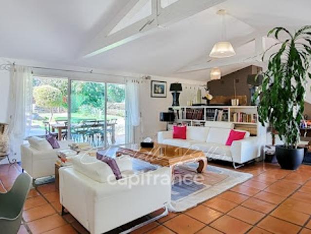 Villa avec piscine et terrasse