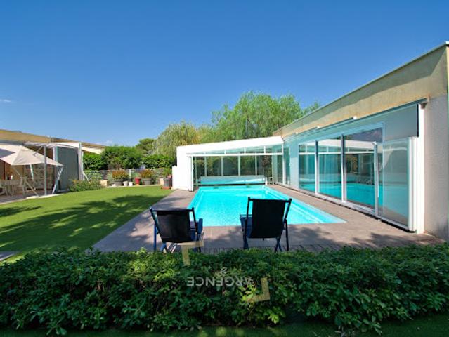 Villa avec piscine et terrasse