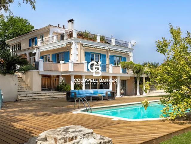 Villa avec piscine et terrasse