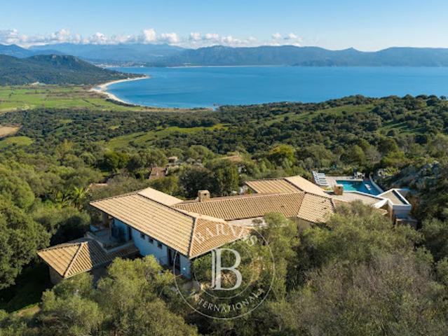 Villa avec piscine et terrasse